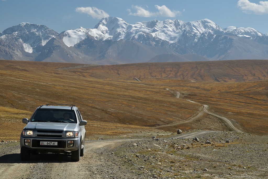 Kyrgyzstán - Upper Naryn Valley s čínským hranič. hřebenem 